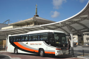 ＪＲ奈良駅で発車を待つ十津川温泉観光特急バス